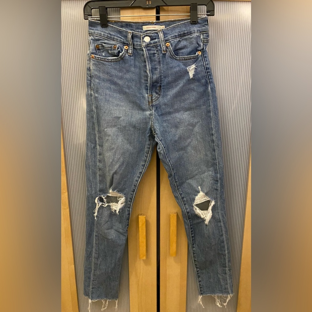 Levi’s stretchy super distressed skinny jeans blue color Size 27